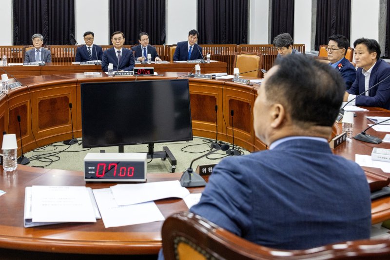 이종석 국가정보원장이 11일 오전 서울 여의도 국회에서 열린 정보위원회 전체회의에 출석하고 있다. 2025.9.11/뉴스1 ⓒ News1 국회사진기자단