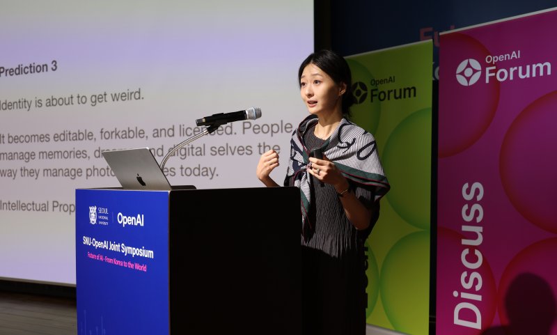 [서울=뉴시스] 조성우 기자 = 조앤 장 오픈AI 랩스 대표가 11일 오전 서울 관악구 서울대학교 글로벌공학교육센터에서 열린 서울대-오픈AI 공동 심포지엄에서 AI 기술의 혁신 세션에서 발표를 하고 있다. 2025.09.11. xconfind@newsis.com