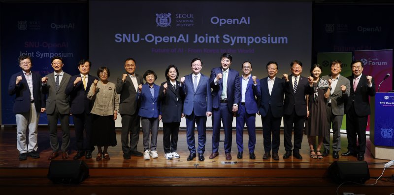[서울=뉴시스] 조성우 기자 = 유홍림(왼쪽 여덟 번째부터) 서울대학교 총장과 제이슨 권 오픈AI 최고전략책임자(CSO)가 11일 오전 서울 관악구 서울대학교 글로벌공학교육센터에서 열린 서울대-오픈AI 공동 심포지엄에서 내빈들과 기념촬영을 하고 있다. 2025.09.11. xconfind@newsis.com