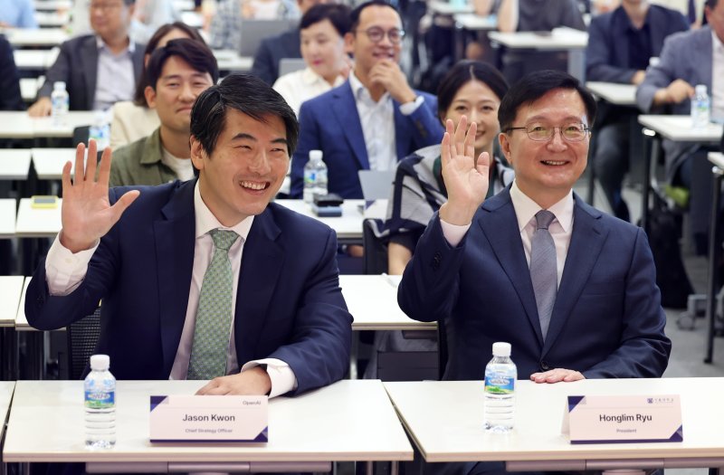 [서울=뉴시스] 조성우 기자 = 유홍림(오른쪽부터) 서울대학교 총장과 제이슨 권 오픈AI 최고전략책임자(CSO)가 11일 오전 서울 관악구 서울대학교 글로벌공학교육센터에서 열린 서울대-오픈AI 공동 심포지엄에서 기념촬영을 하며 손을 흔들고 있다. 2025.09.11. xconfind@newsis.com