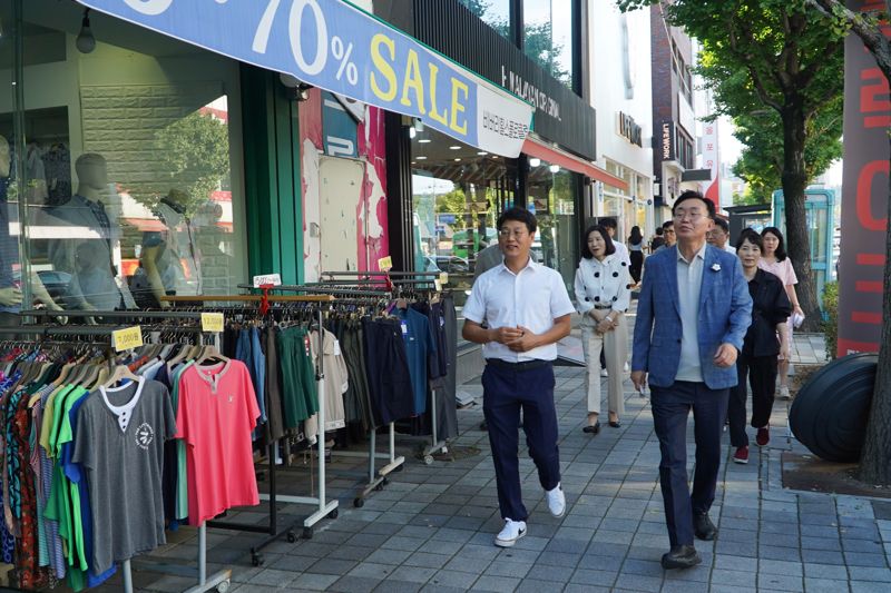전남 나주시가 골목상권 활성화를 위해 상점과 함께하는 '상생 페이백 이벤트'에 참가할 상가를 모집한다. 사진은 지난해 8월 윤병태 나주시장(앞줄 오른쪽)이 중앙로 상가 일대 소비 촉진 활동에 나선 모습. 나주시 제공