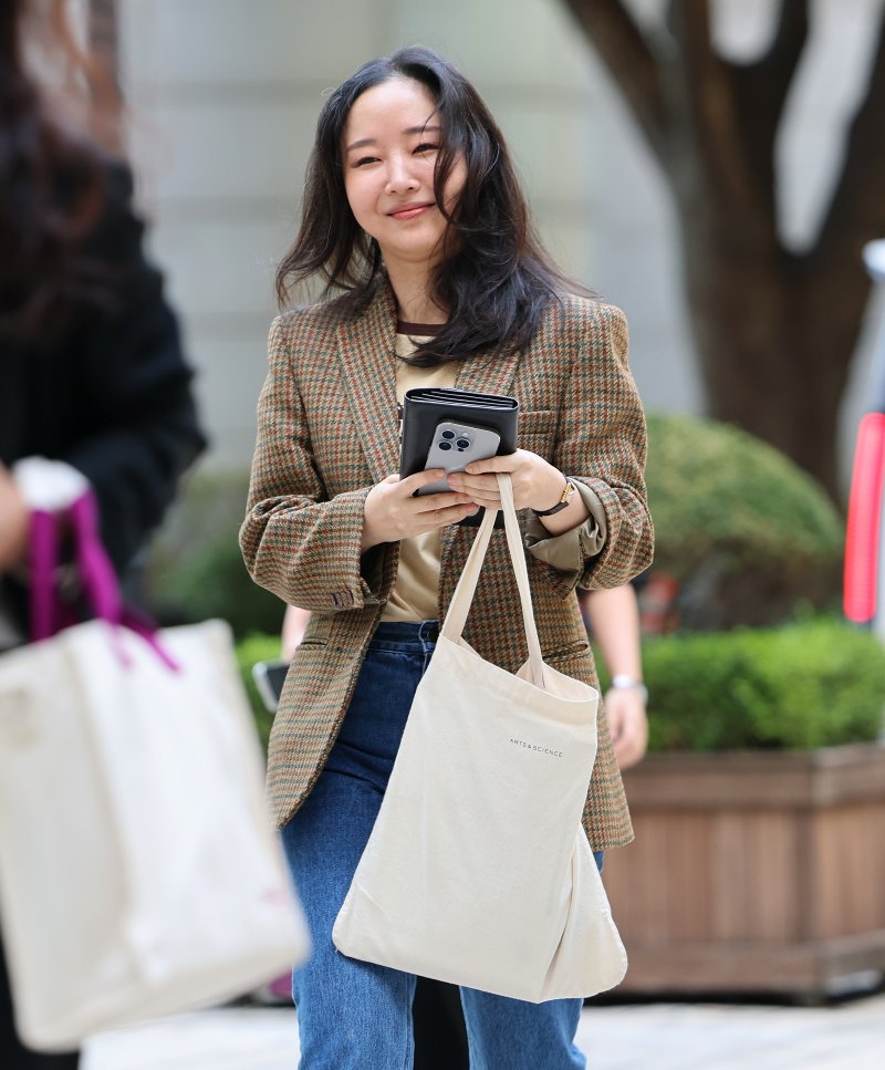 '하이브와 소송' 민희진, 직접 법원 출석…밝은 미소 지으며 입장