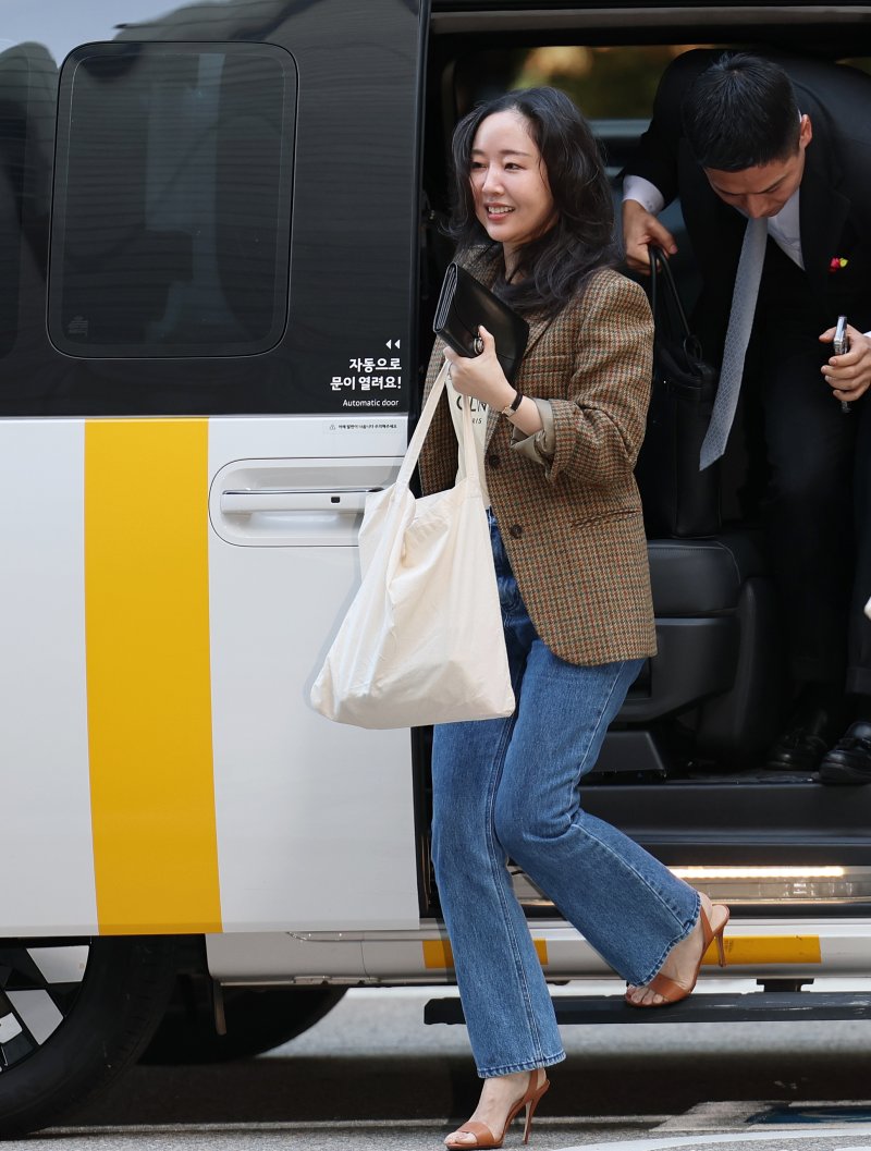 '하이브와 소송' 민희진, 직접 법원 출석…밝은 미소 지으며 입장