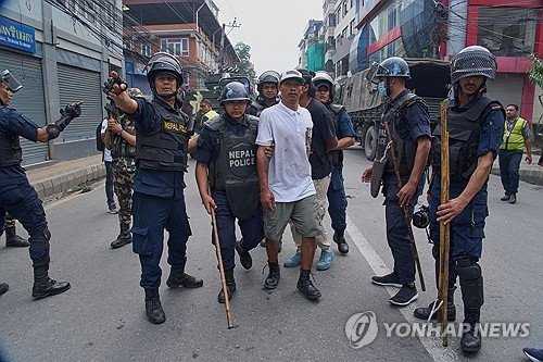 네팔 카트만두서 탈옥하다가 체포된 수감자 (출처=연합뉴스)