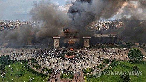 네팔 카트만두 시위로 불 탄 의회 건물 (출처=연합뉴스)