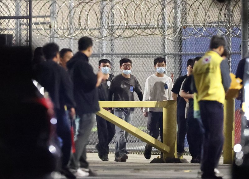 이민단속으로 체포됐던 현대차-LG엔솔 배터리공장 건설 현장 직원들이 애틀랜타 공항으로 향하기 위해 11일(현지시간) 미국 조지아주 포크스턴의 이민세관단속국(ICE) 구금시설을 나서고 있다.연합뉴스