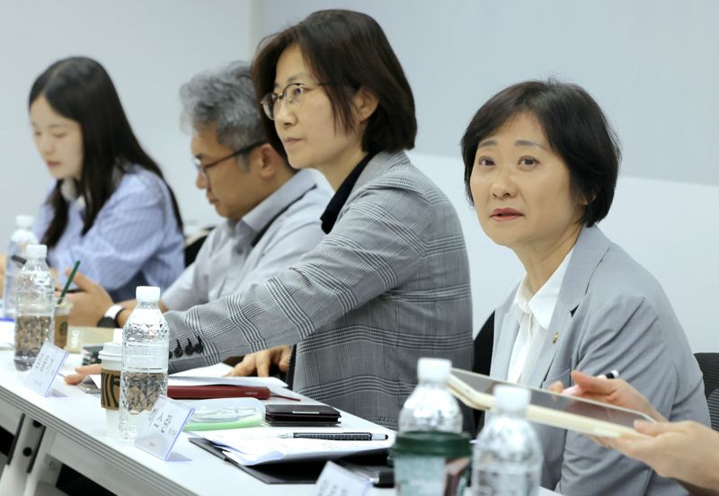 보건복지부는 11일 노인들의 의료·요양·돌봄을 재택의료센터를 운영하는 지방자치단체 보건소·보건의료원 책임자들과 서울 용산에서 현장 간담회를 개최했다. 이스란 보건복지부 제1차관(오른쪽 첫번째), 임을기 노인정책국장(오른쪽 두번째)이 현장 의견을 경청하고 있다. 보건복지부 제공