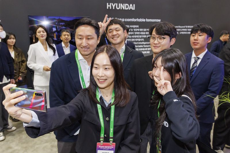지난 4월 8일 2025서울모빌리티쇼 HD현대관을 방문한 정기선 HD현대 수석부회장(가운데)이 직원들과 기념사진을 촬영하고 있다. HD현대 제공