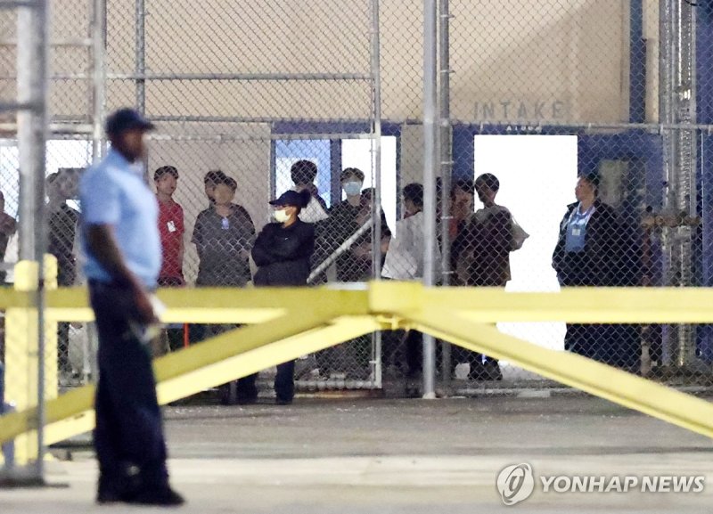 ICE 구금시설 나서는 한국 근로자들 (출처=연합뉴스)