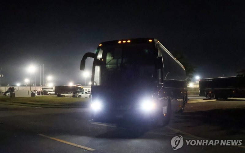 미 구금 한국 근로자, 귀국 위해 애틀란타 공항으로 (출처=연합뉴스)