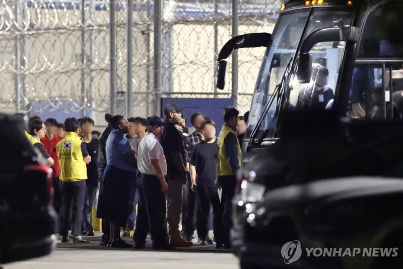 버스 탑승하는 한국 근로자들 (출처=연합뉴스)