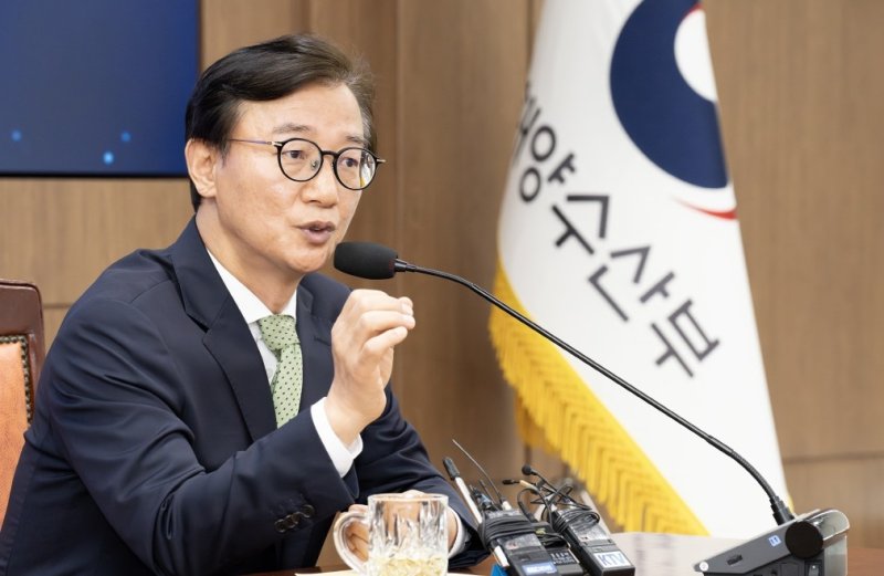 전재수 해양수산부 장관이 11일 정부세종청사에서 열린 기자간담회에서 질문에 답변하고 있다. 연합뉴스