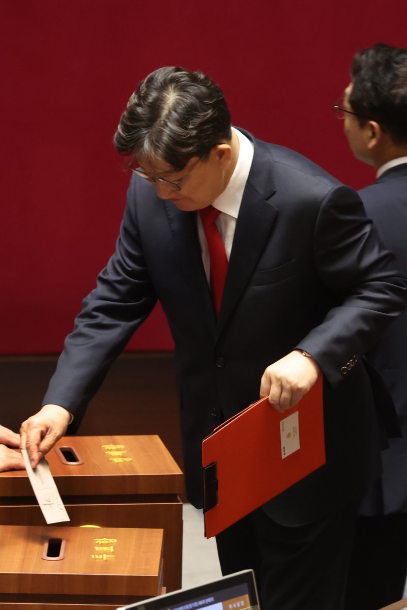 權만 표결… 국힘은 불참. 권성동 국민의힘 의원이 11일 서울 여의도 국회에서 열린 본회의에서 자신의 체포동의안에 대해 '가'라고 적은 투표용지를 투표함에 넣고 있다. 연합뉴스