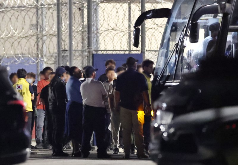 '악몽의 일주일'…쇠사슬 아닌 평상복 입고 손 흔들며 귀국행