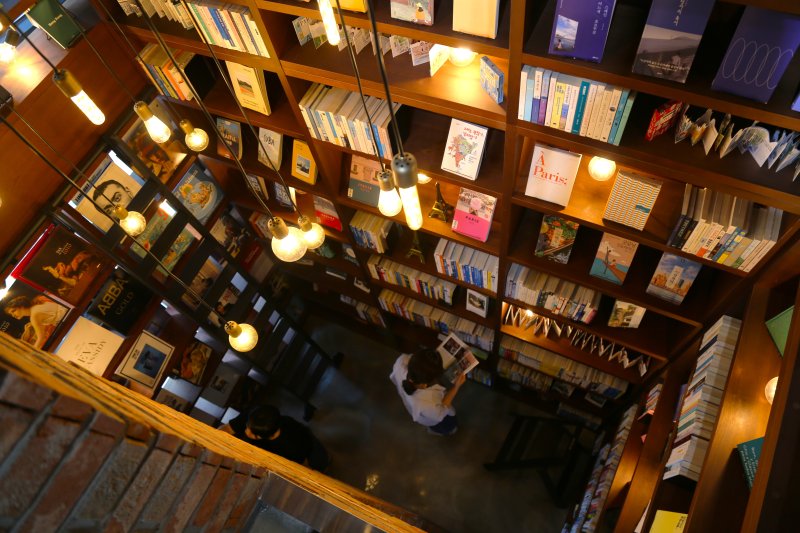 높은 서가가 인상적인 전주 다가여행자도서관