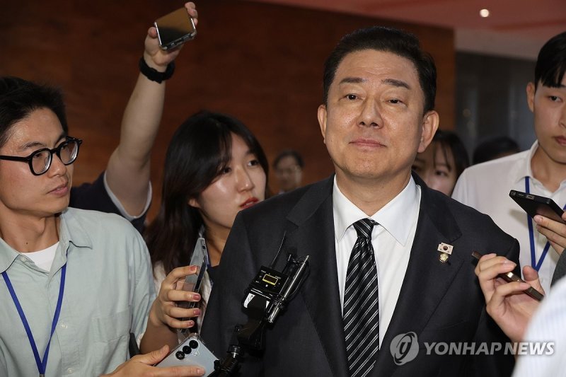 김병기 원내대표, 질문 받으며 본회의장으로 (출처=연합뉴스)