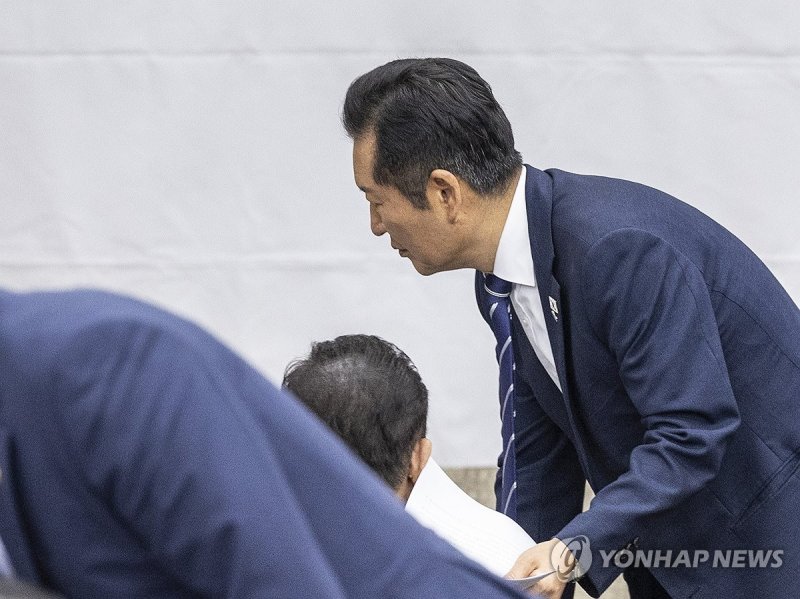 비공개 의총 입장해 김병기와 인사하는 정청래 (출처=연합뉴스)