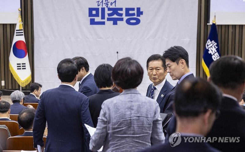 비공개 의원총회 참석한 정청래 (출처=연합뉴스)