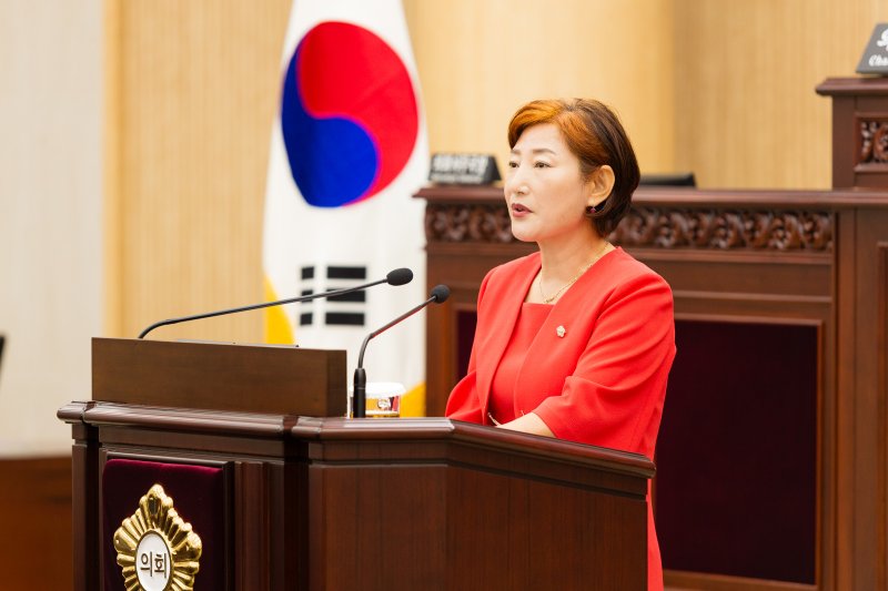 [안산=뉴시스]현옥순 안산시의회 의원이 11일 제298회 안산시의회 임시회 제3차 본회의에서 '기후위기시대 노동자 작업중지권 관련 법률 개정 촉구 건의안'에 대한 제안설명을 하고 있다.(사진=안산시의회 제공)2025.09.11.photo@newsis.com *재판매 및 DB 금지