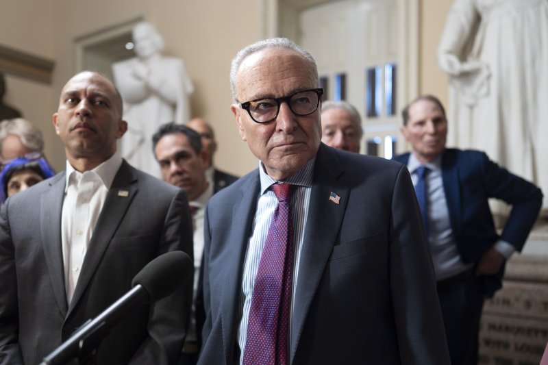 지난 11일(현지시간) 미국 워싱턴DC 국회의사당에서 민주당의 하킴 제프리스 하원 원내대표(뉴욕주·왼쪽)와 같은 당의 척 슈머 상원 원내대표(뉴욕주)가 예산 문제에 대해 발표하고 있다.AP연합뉴스