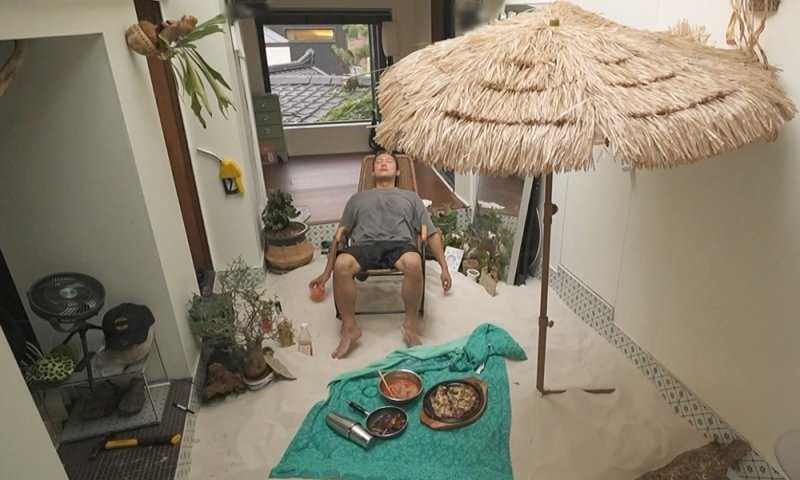 김대호, 집에서 백사장 로망 실현…모래 20박스 쏟아 만든 '대운대'