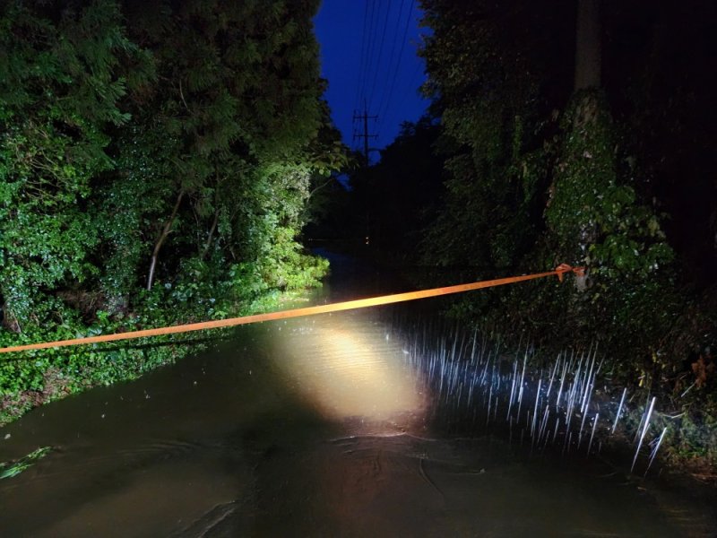 [제주=뉴시스] 집중호우가 이어진 12일 오전 제주 서귀포시 표선면 가시리 하천이 범람해 소방당국이 통제 및 안전조치에 나서고 있다. (사진=제주소방안전본부 제공) 2025.09.12. photo@newsis.com