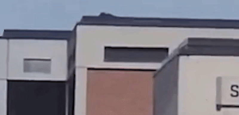 미국의 우파 청년 활동가로 도널드 트럼프 미 대통령의 강력한 지지자인 찰리 커크가 10일(현지시간) 총격 당하기 전 유타 밸리대학교에서 연설하고 있다. 찰리 커크가 이날 연설 도중 총격을 당해 숨진 가운데 총격범으로 추정되는 영상이 공개됐다. /영상=인디펜던트 캡처