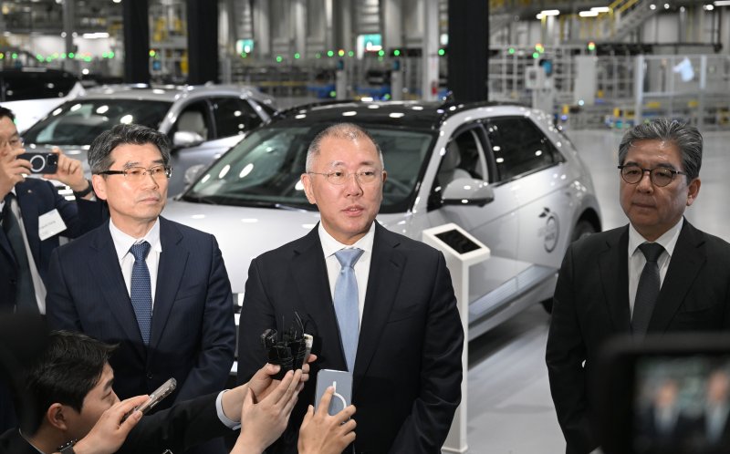 정의선 현대자동차그룹 회장(가운데)이 2025년 3월 미국 조지아주 엘라벨에 위치한 자동차 공장 ‘현대자동차그룹 메타플랜트 아메리카(Hyundai Motor Group Metaplant America, HMGMA)’ 준공식에 참석해 취재진 질문에 답하고 있다. 현대차그룹 제공