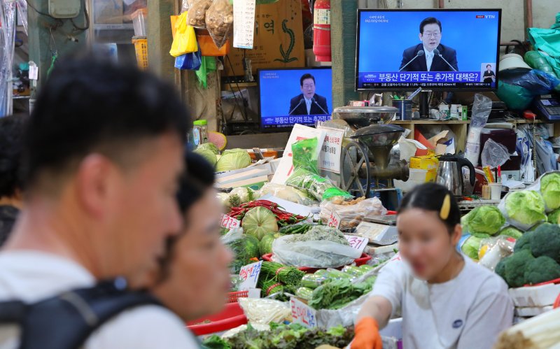 [서울=뉴시스] 김혜진 기자 = 11일 서울 서대문구 인왕시장에서 상인들이 TV를 통해 이재명 대통령 취임 100일 기자회견 중계를 틀어놓고 있다. 2025.09.11. jini@newsis.com