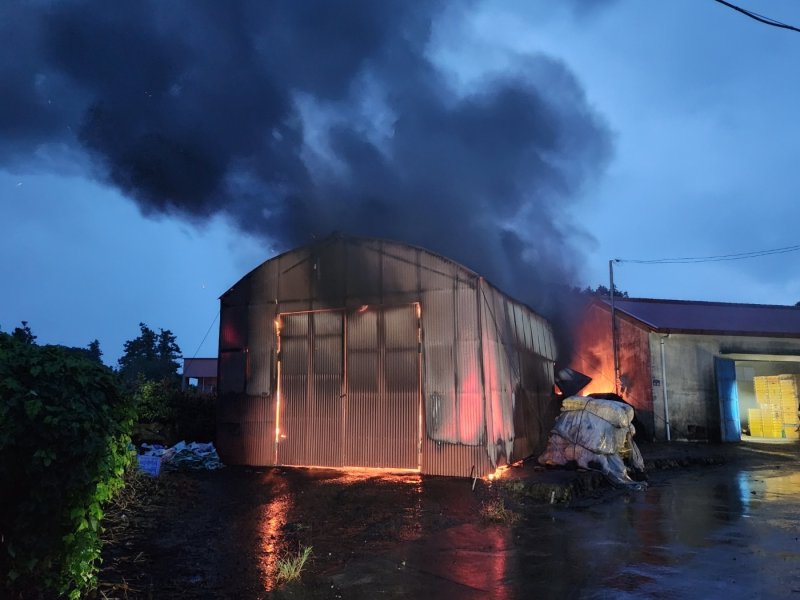 12일 오전 5시46분쯤 제주 서귀포시 성산읍 신풍리 소재 창고에서 낙뢰가 원인으로 추정되는 화재가 발생했다.(제주도소방안전본부 제공. 재판매 및 DB 금지) /뉴스1