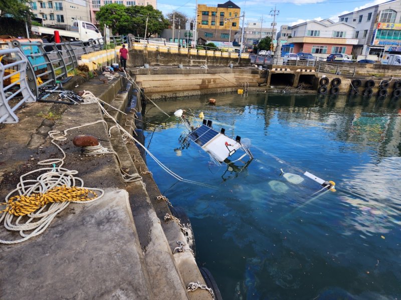 12일 오전 9시4분쯤 제주 서귀포시 남원읍 남원리 포구에서 선박이 방파제와 충돌한 후 침몰하는 사고가 발생했다.(제주도소방안전본부 제공. 재판매 및 DB 금지) ⓒ News1 홍수영 기자
