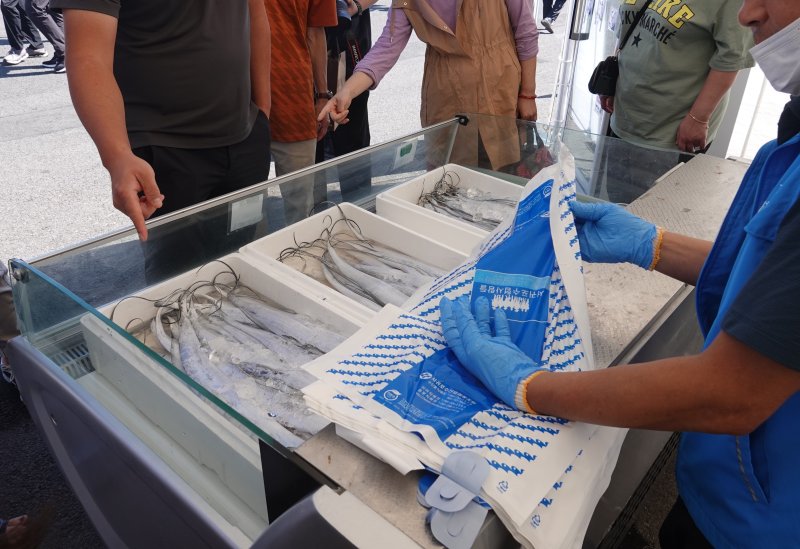 지난해 제주 서귀포항 동부두에서 열린 서귀포 은갈치 축제에서 방문객들이 할인 판매장에서 은갈치를 고르고 있다. 올해 제7회 축제는 8~10일 같은 장소에서 열리며 서귀포수협 수산물을 최대 30% 할인 판매한다. 사진=뉴시스
