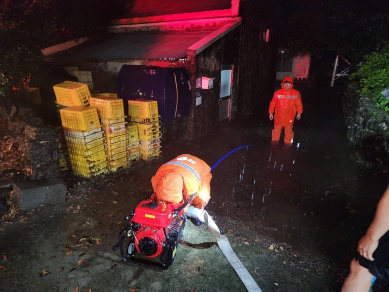 [제주=뉴시스] 집중호우가 이어진 12일 오전 제주 서귀포시 남원읍 한 주택에서 침수 피해가 발생해 소방당국이 안전조치에 나서고 있다. (사진=제주소방안전본부 제공) 2025.09.12. photo@newsis.com