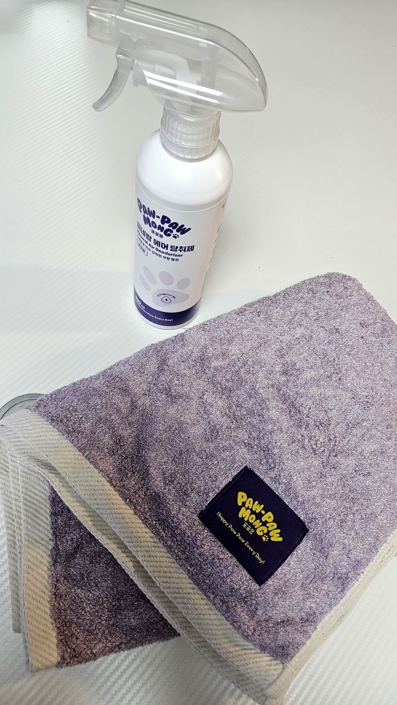 포포몽 미네랄 탈취제와 샤워 후 정전기 제로 펫타월. 사진=서지윤 기자