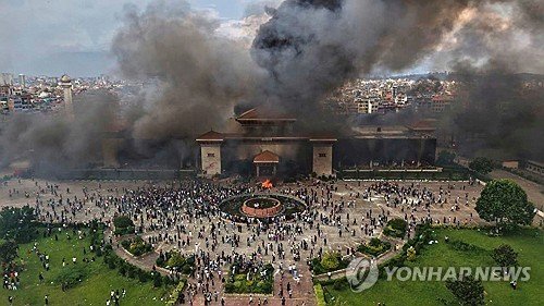 속옷 차림으로 끌려다닌 장관, 분노한 젠지... 무슨 일이길래
