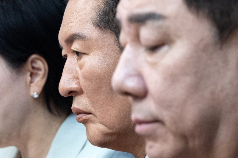 정청래 더불어민주당 대표와 김병기 원내대표가 12일 서울 여의도 국회에서 최고위원회의에 참석하고 있다. 2025.9.12/뉴스1 ⓒ News1 이승배 기자