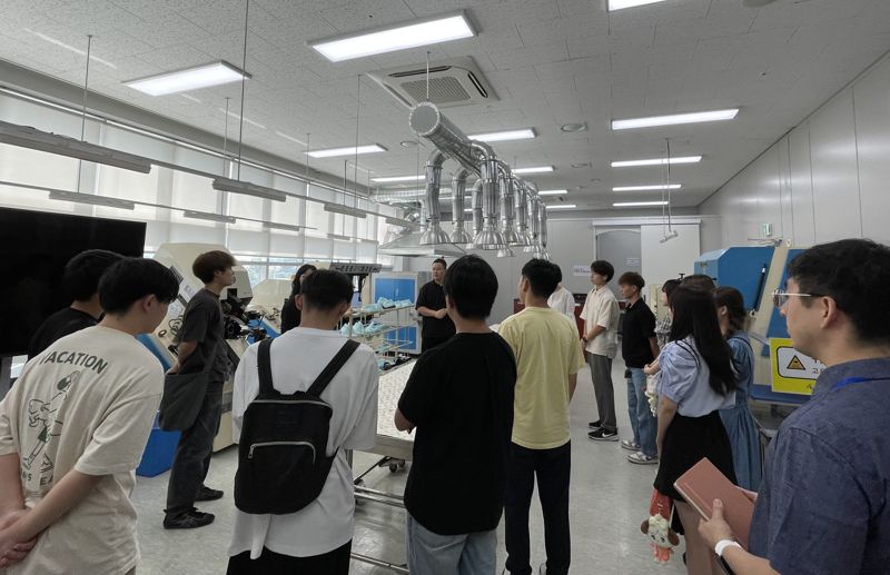 지난 11일 일본 후쿠야마대학 학생들이 부산 첨단신발융합허브센터를 찾아 견학하고 있는 모습. 부산테크노파크 제공