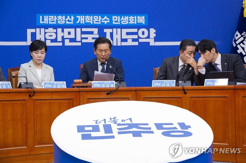 한준호 최고위원과 대화하는 김병기 원내대표 (출처=연합뉴스)