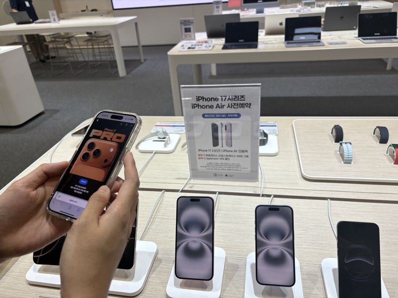 모델이 이마트 에이스토어 매장에서 아이폰 17 제품을 구경하고 있다. 이마트 제공