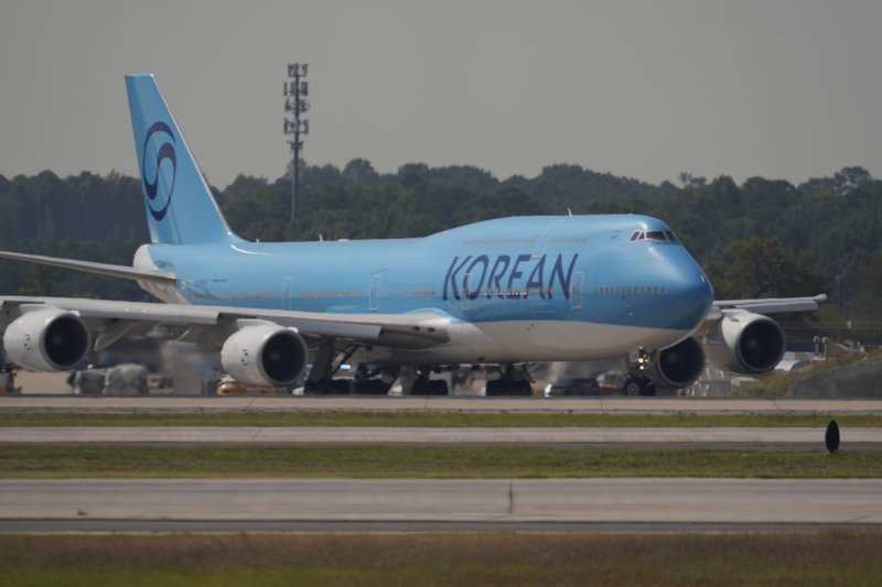 지난 11일(현지시간) 미국 조지아주 애틀랜타 하츠필드-잭슨 국제공항에서 미국 이민 당국의 단속으로 체포됐다 석방된 현대차-LG엔솔 한국인 근로자 300여 명이 탑승한 전세기가 이륙을 준비하고 있다. 뉴시스