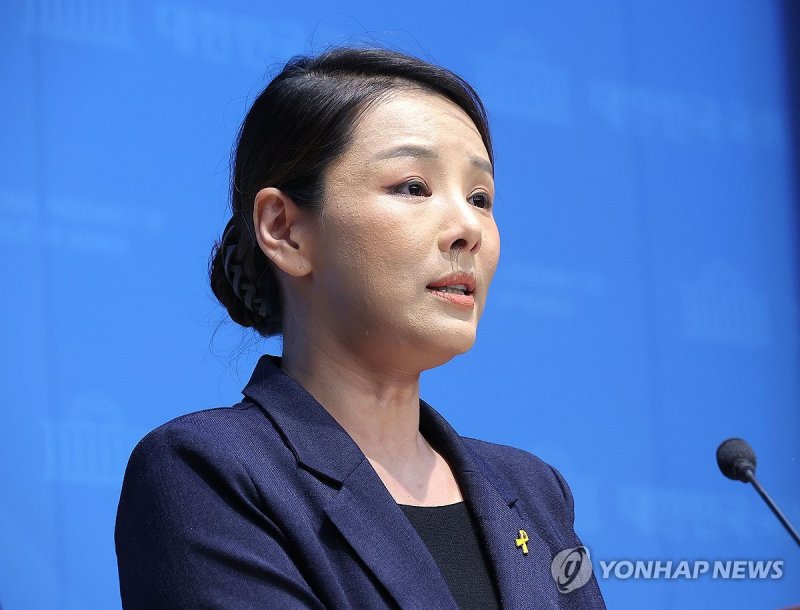 조국혁신당 강미정 대변인, 당내 성비위 의혹 밝히며 탈당 (출처=연합뉴스)