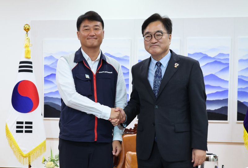 우원식 국회의장이 12일 오후 서울 여의도 국회에서 양경수 전국민주노동조합총연맹 위원장의 예방을 받으며 기념촬영을 하고 있다. 뉴시스