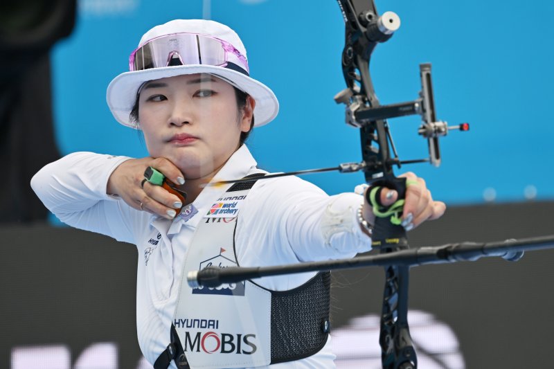 [광주=뉴시스] 이영주 기자 = 12일 오전 광주 동구 5·18민주광장에서 열린 광주2025현대세계양궁선수권대회 리커브 여자 개인전 16강, 대한민국 국가대표 강채영(현대모비스)이 화살을 날리고 있다. 2025.09.12. leeyj2578@newsis.com