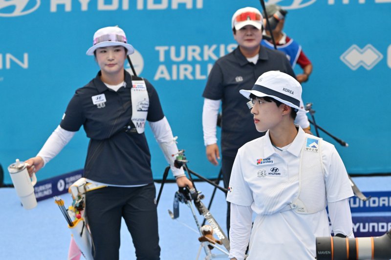 [광주=뉴시스] 이영주 기자 = 12일 오후 광주 동구 5·18민주광장에서 열린 광주2025현대세계양궁선수권대회 리커브 여자 개인전 4강, 대한민국 국가대표 안산(오른쪽·광주은행)이 강채영(현대모비스)을 상대로 석패한 뒤 점수판을 바라보고 있다. 2025.09.12. leeyj2578@newsis.com