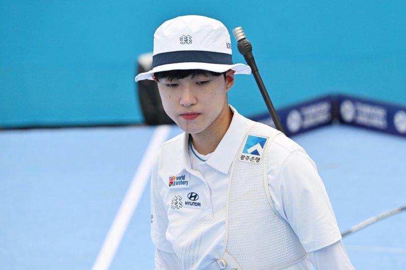 [광주=뉴시스] 이영주 기자 = 12일 오후 광주 동구 5·18민주광장에서 열린 광주2025현대세계양궁선수권대회 리커브 여자 개인전 4강, 대한민국 국가대표 안산(광주은행)이 강채영(현대모비스)을 상대로 석패한 뒤 미묘한 표정을 짓고 있다. 2025.09.12. leeyj2578@newsis.com