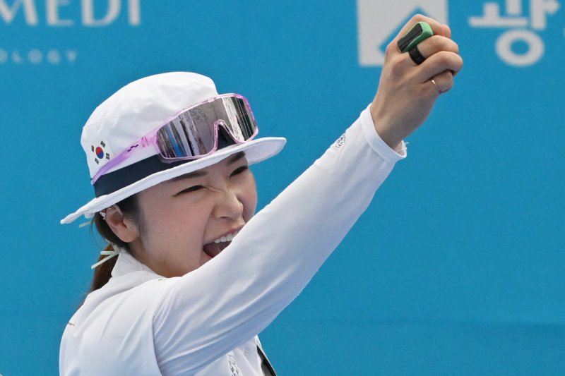 [광주=뉴시스] 이영주 기자 = 12일 오후 광주 동구 5·18민주광장에서 열린 광주2025현대세계양궁선수권대회 리커브 여자 개인전 금메달 결정전, 대한민국 국가대표 강채영(현대모비스)이 중국 국가대표 주징이(Zhu Jingyi)를 상대로 승리를 거둔 뒤 포효하고 있다. 2025.09.12. leeyj2578@newsis.com