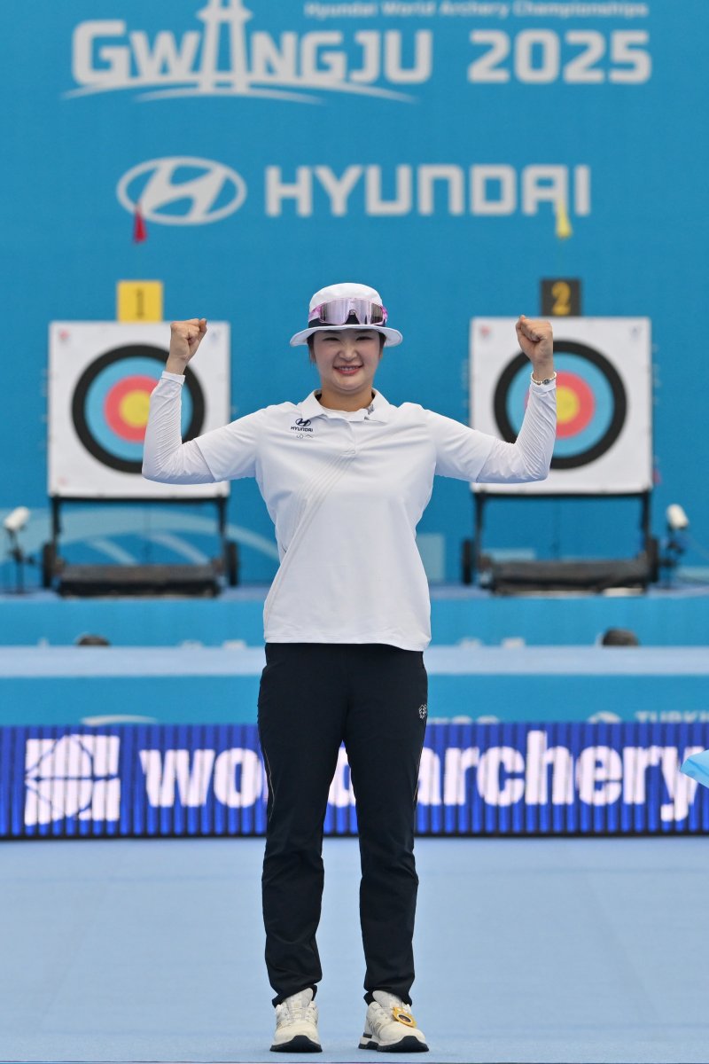 [광주=뉴시스] 이영주 기자 = 12일 오후 광주 동구 5·18민주광장에서 열린 광주2025현대세계양궁선수권대회 리커브 여자 개인전 시상식, 금메달을 획득한 대한민국 국가대표 강채영(현대모비스)이 포디움에 올라 포즈를 취하고 있다. 2025.09.12. leeyj2578@newsis.com