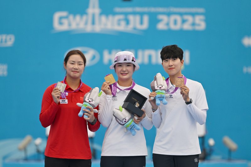 [광주=뉴시스] 이영주 기자 = 12일 오후 광주 동구 5·18민주광장에서 열린 광주2025현대세계양궁선수권대회 리커브 여자 개인전 시상식, 메달리스트들이 기념사진을 촬영하고 있다. 왼쪽부터 은메달을 수상한 중국 국가대표 주징이(Zhu Jingyi), 금메달을 수상한 대한민국 국가대표 강채영(현대모비스), 동메달을 수상한 대한민국 국가대표 안산(광주은행). 2025.09.12. leeyj2578@newsis.com