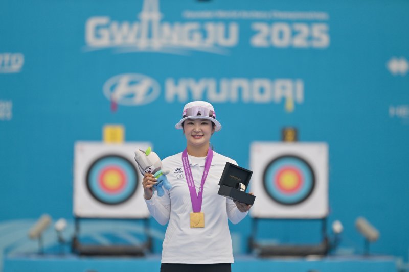 [광주=뉴시스] 이영주 기자 = 12일 오후 광주 동구 5·18민주광장에서 열린 광주2025현대세계양궁선수권대회 리커브 여자 개인전 시상식, 금메달을 획득한 대한민국 국가대표 강채영(현대모비스)이 기념사진을 촬영하고 있다. 2025.09.12. leeyj2578@newsis.com