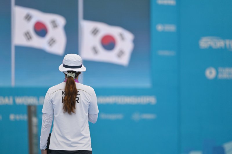 [광주=뉴시스] 이영주 기자 = 12일 오후 광주 동구 5·18민주광장에서 열린 광주2025현대세계양궁선수권대회 리커브 여자 개인전 시상식, 금메달을 획득한 대한민국 국가대표 강채영(현대모비스)이 애국가를 부르고 있다. 2025.09.12. leeyj2578@newsis.com